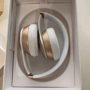gold beatssolo2 wireless headphones